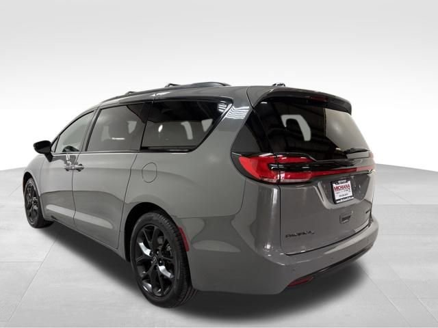 Certified 2025 Chrysler Pacifica Limited image 12