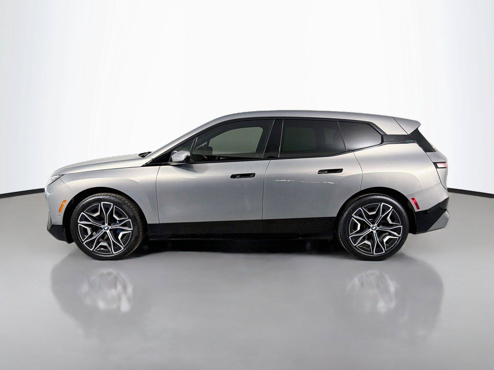 Used 2024 BMW iX xDrive50 w/ Premium Package AWD/4WD image 9