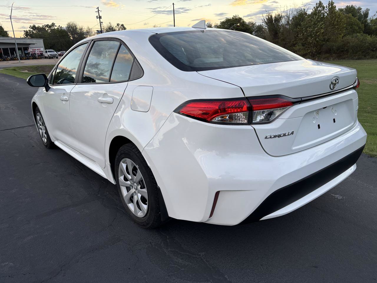 Used 2022 Toyota Corolla LE FWD image 6