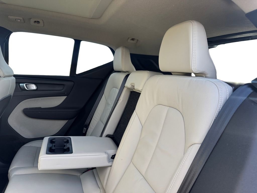 Certified 2023 Volvo XC40 B5 Ultimate w/ Protection Package Premier image 24
