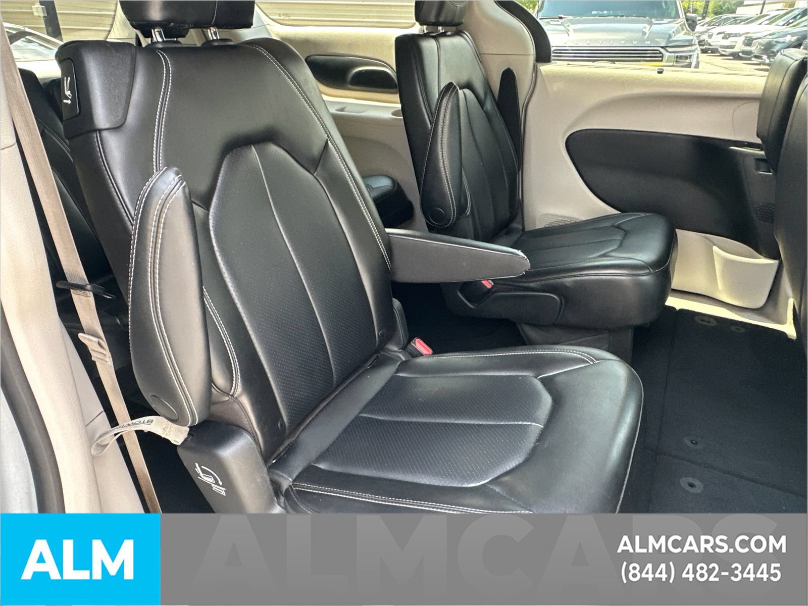 Used 2023 Chrysler Pacifica Touring-L FWD image 17
