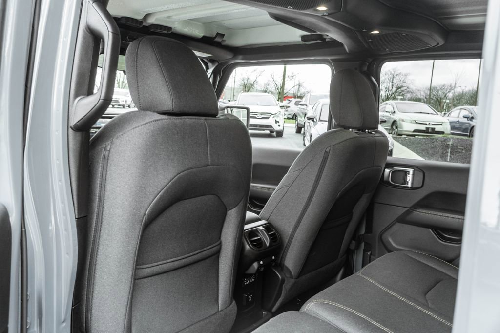 Used 2025 Jeep Wrangler Unlimited Sahara image 32