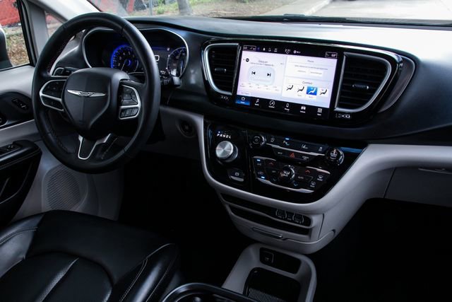 Used 2023 Chrysler Pacifica Touring-L image 32