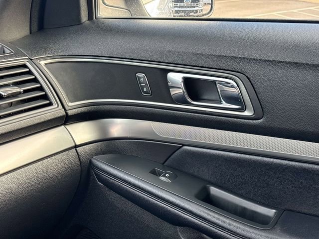 Used 2018 Ford Explorer XLT image 31