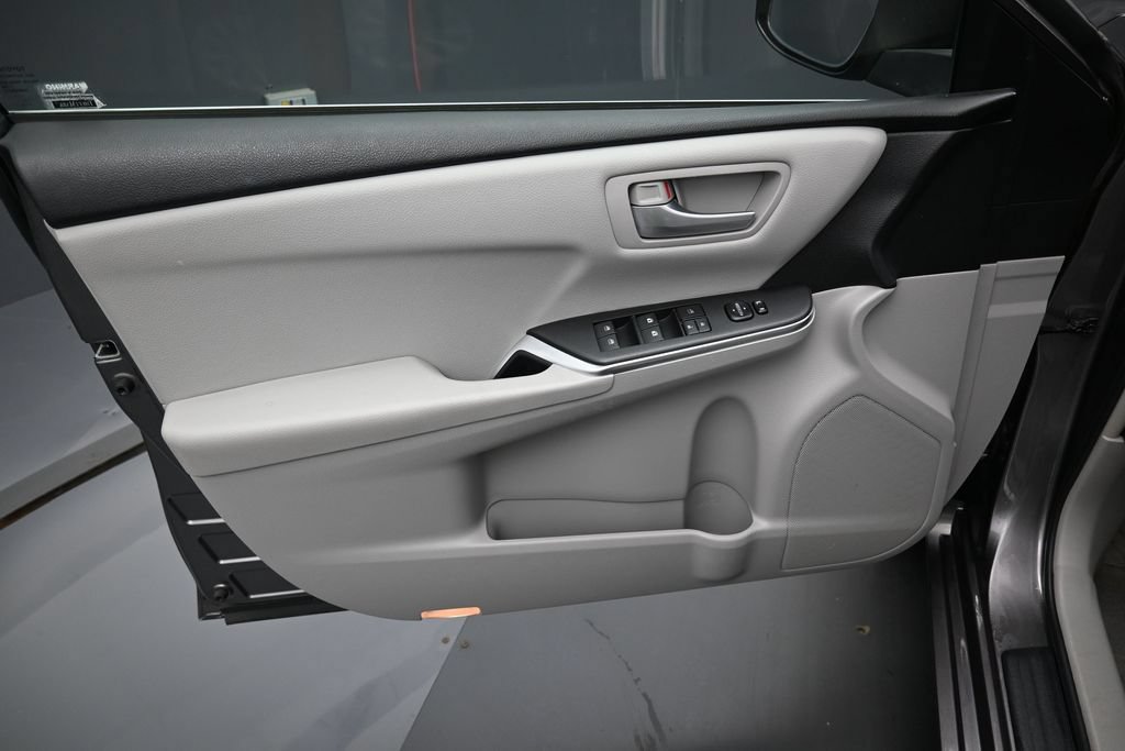 Used 2016 Toyota Camry LE FWD image 11