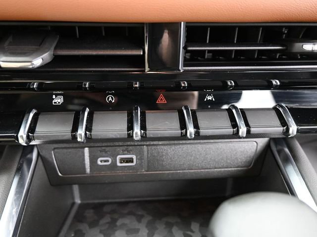 Used 2024 GMC Canyon AT4 w/ Technology Package image 19