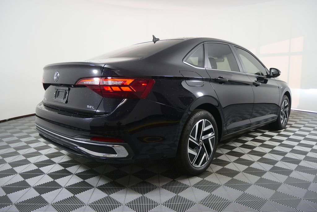 Used 2024 Volkswagen Jetta SEL FWD image 3