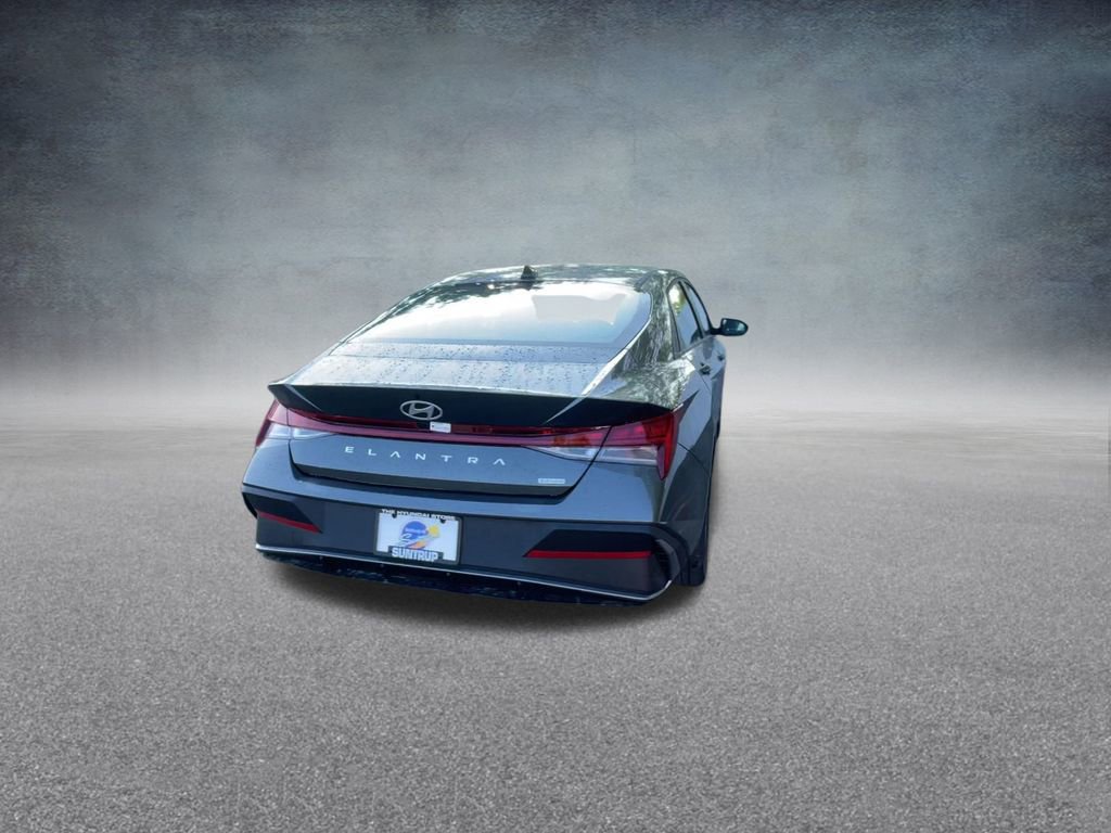 Used 2025 Hyundai Elantra Blue image 21