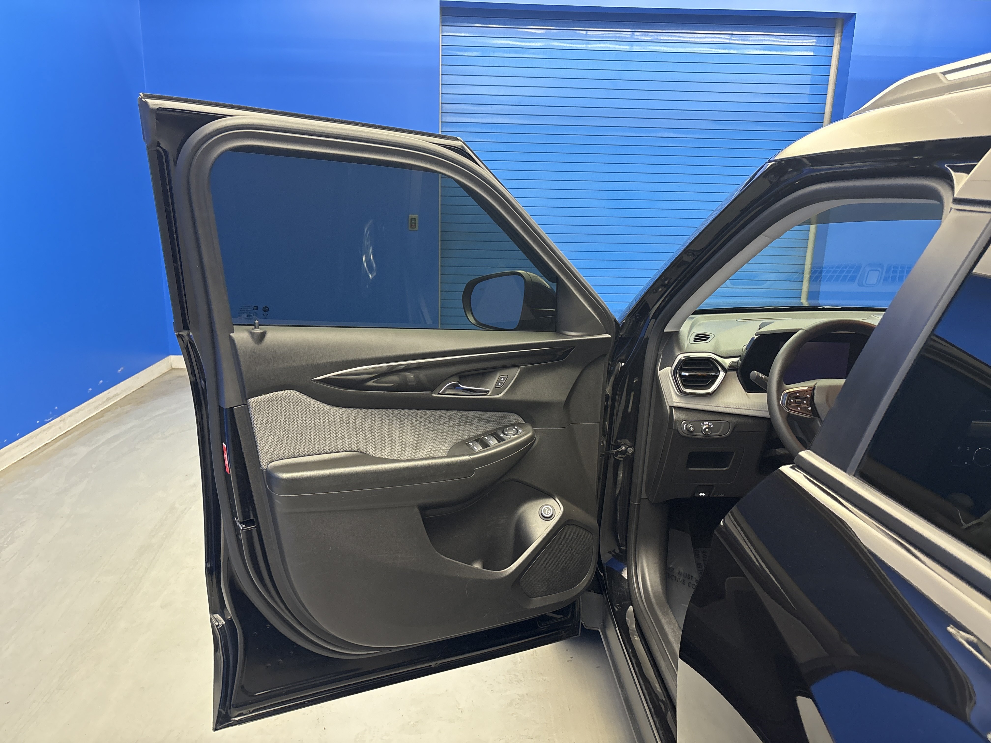 Used 2025 Chevrolet TrailBlazer LT w/ Convenience Package FWD image 9