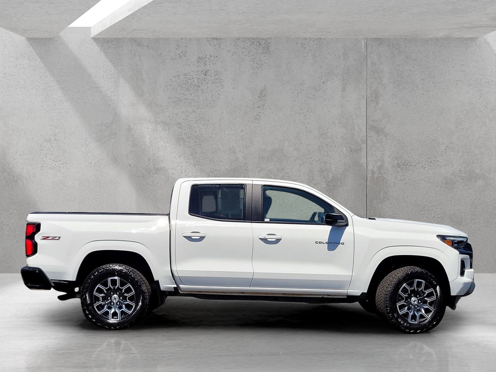 Used 2025 Chevrolet Colorado Z71 w/ Technology Package AWD/4WD image 3