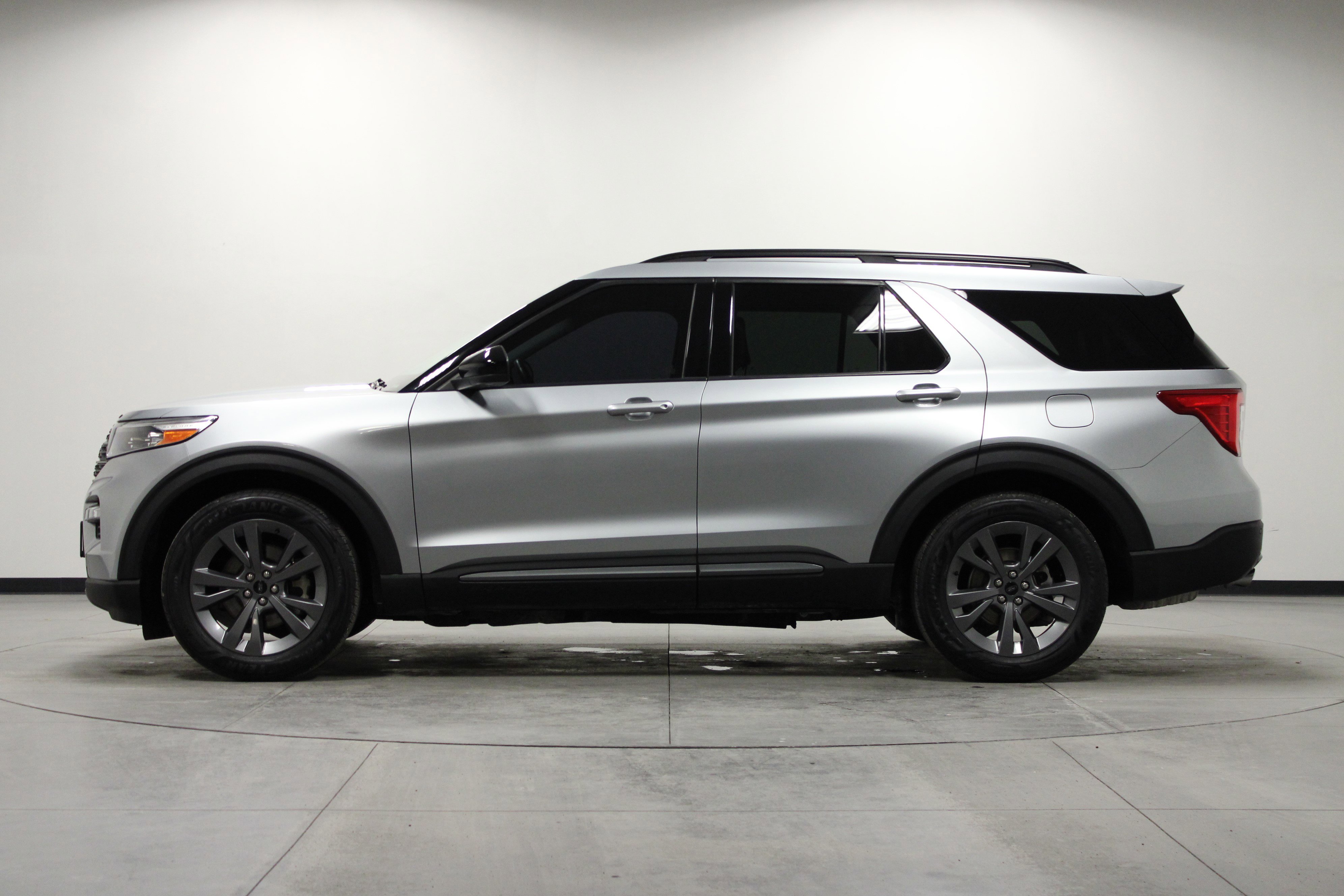 Used 2022 Ford Explorer XLT w/ Equipment Group 202A image 7