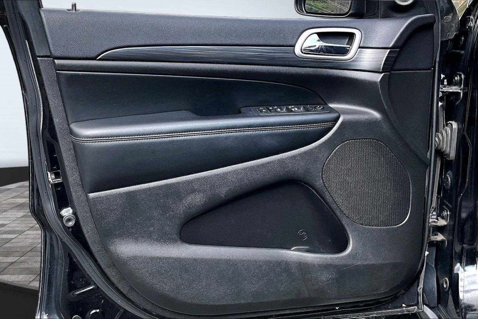 Used 2019 Jeep Grand Cherokee Laredo w/ Security & Convenience Group AWD/4WD image 40