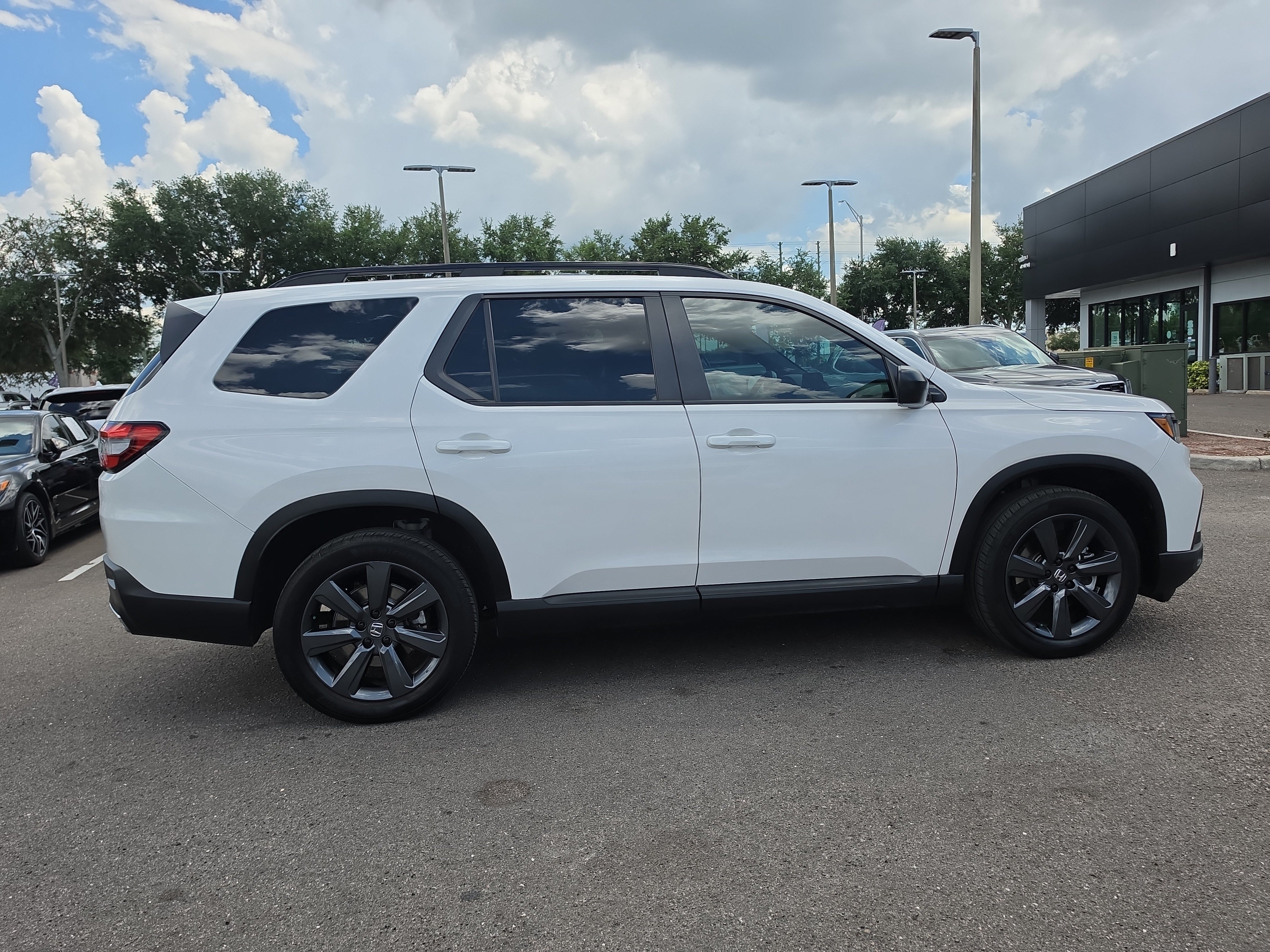 Used 2025 Honda Pilot Sport image 9