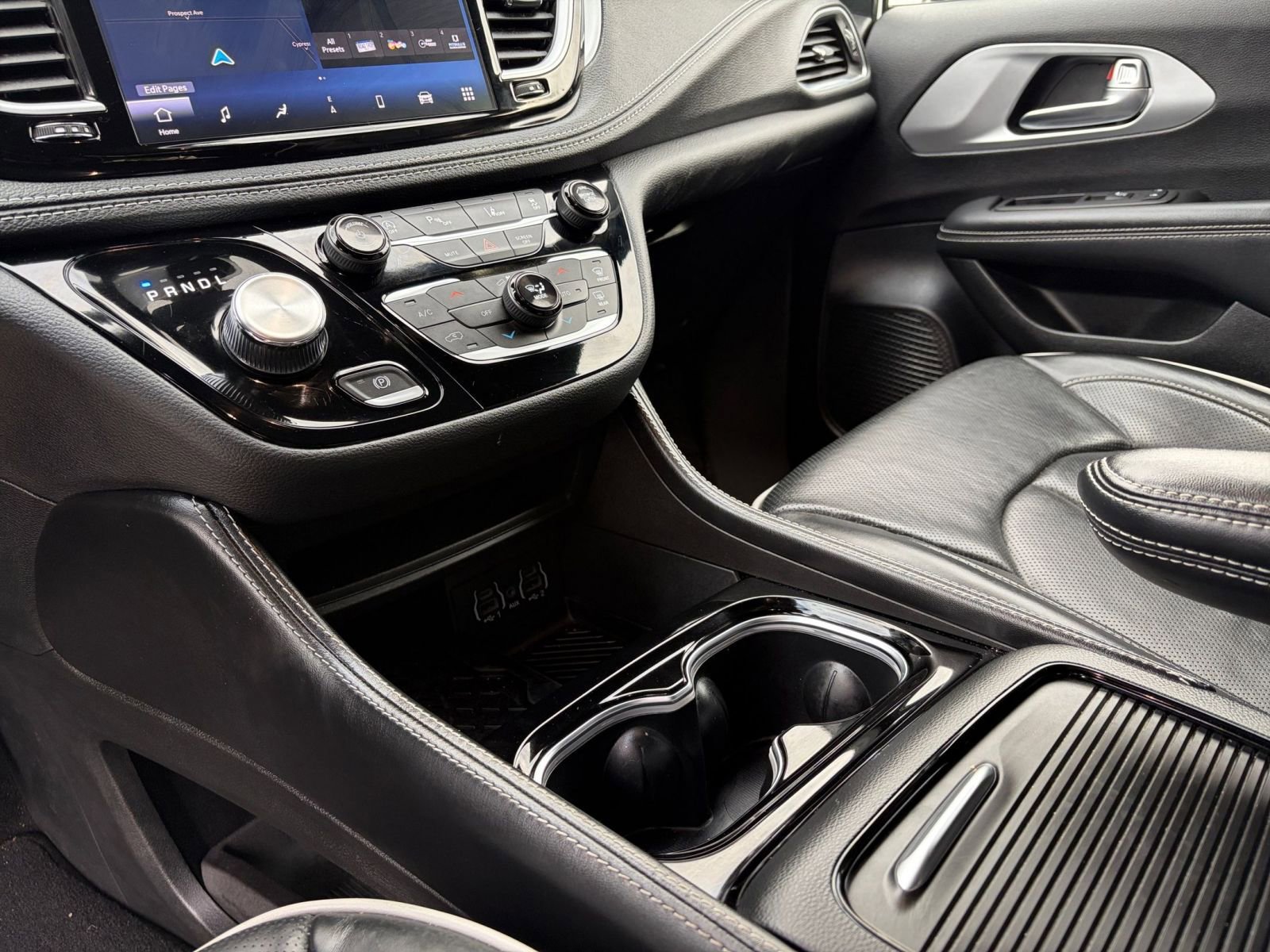 Used 2025 Chrysler Pacifica Limited image 45