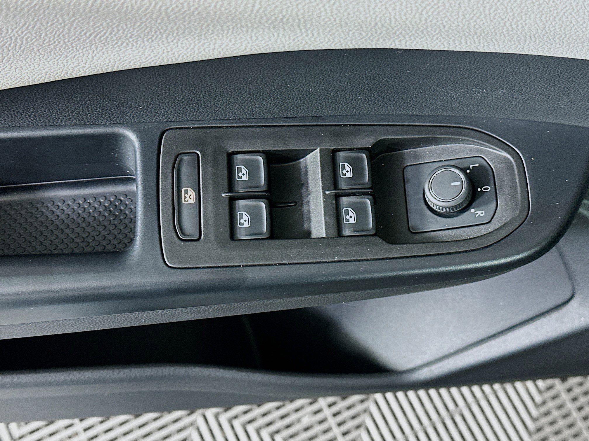 Used 2025 Volkswagen Taos S FWD image 15