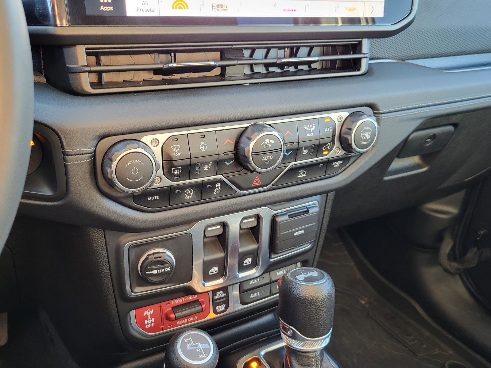 Used 2024 Jeep Wrangler Rubicon w/ Convenience Group image 27