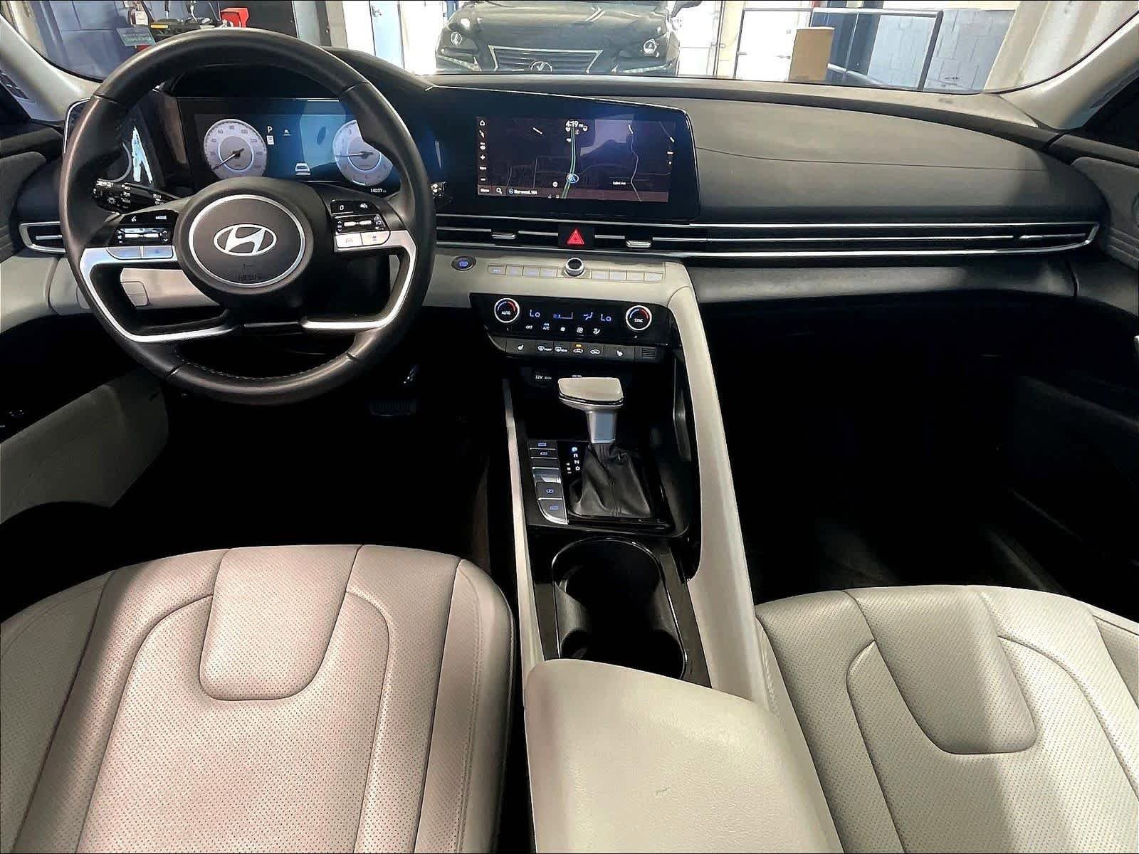 Certified 2025 Hyundai Elantra Limited FWD image 40
