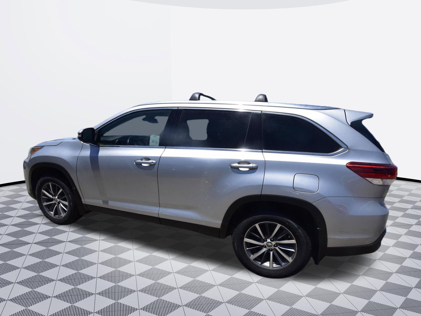Used 2019 Toyota Highlander XLE FWD image 3
