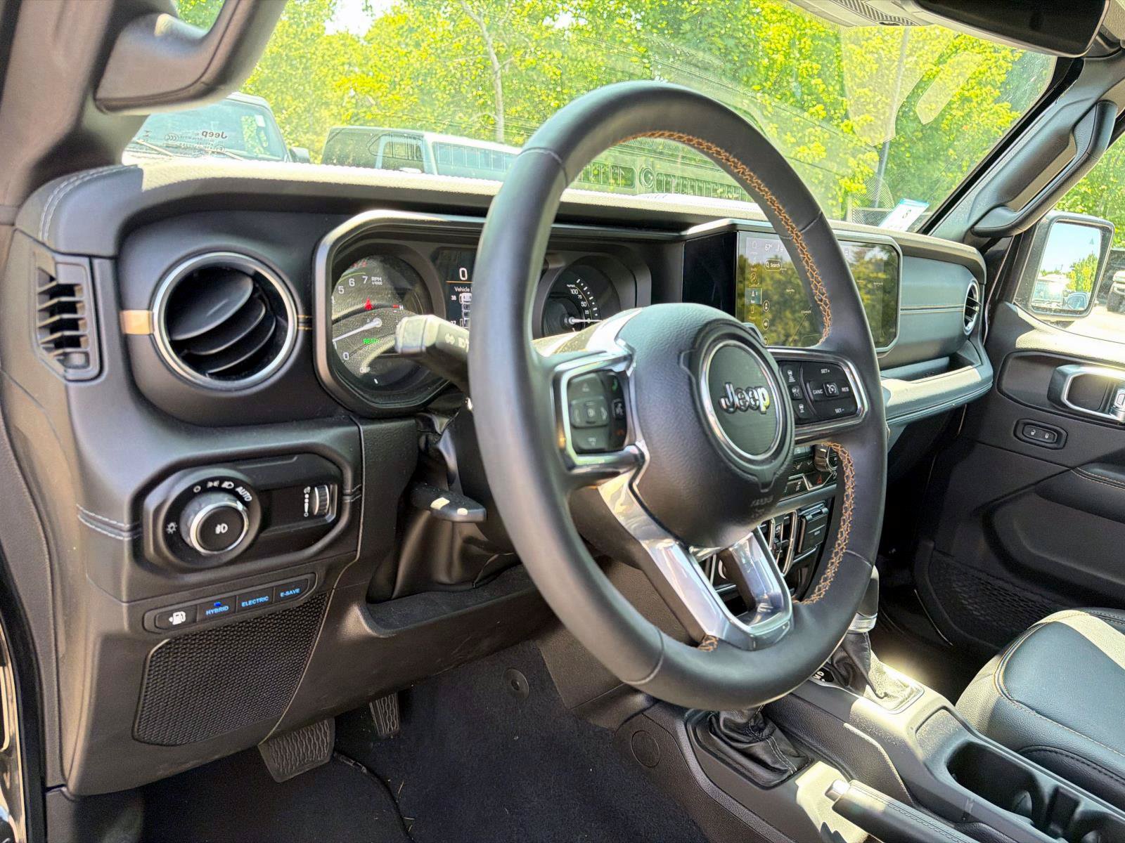 Used 2024 Jeep Wrangler Unlimited Sahara w/ Technology Group AWD/4WD image 11