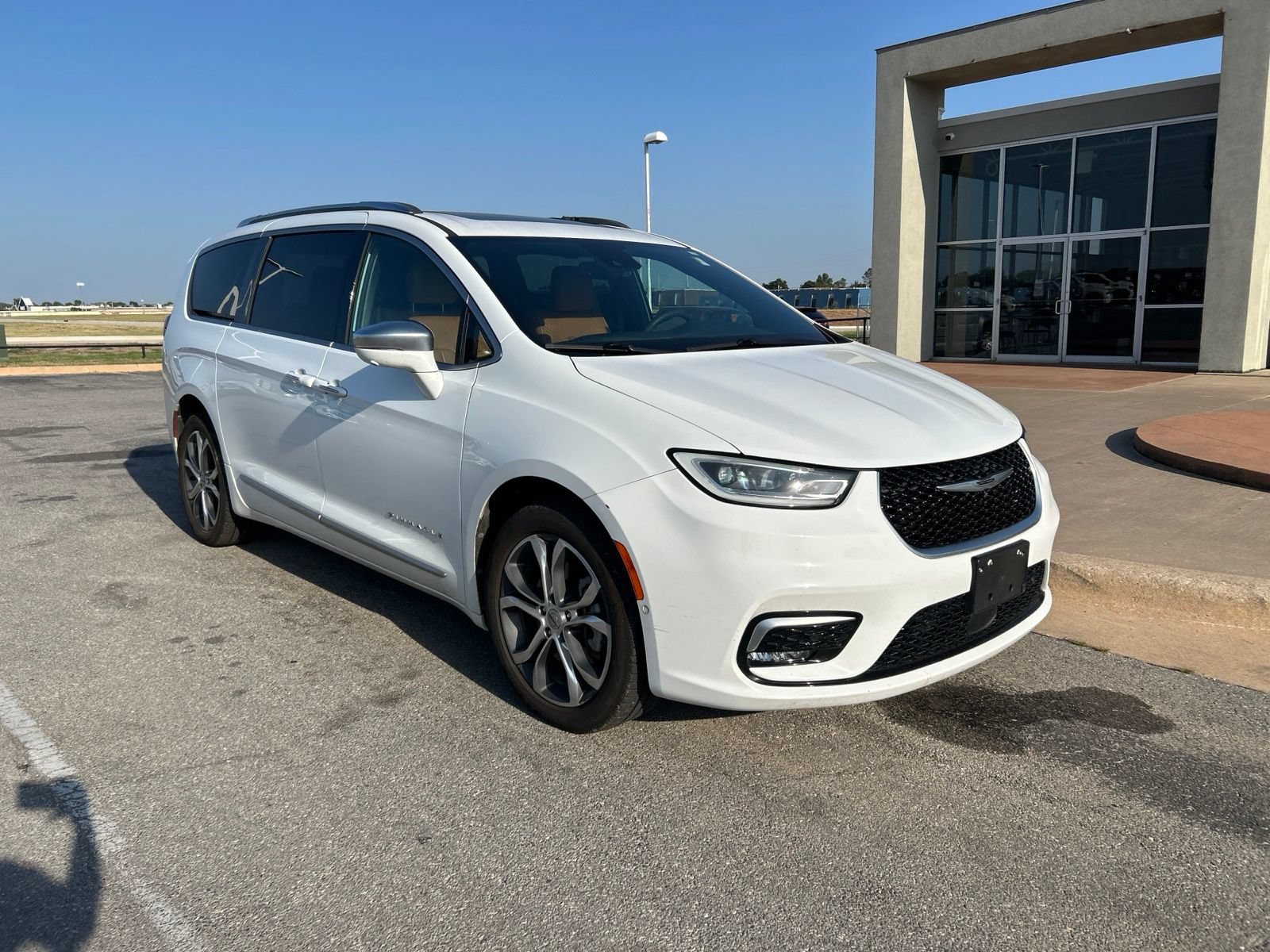 Used 2022 Chrysler Pacifica Pinnacle AWD/4WD image 3