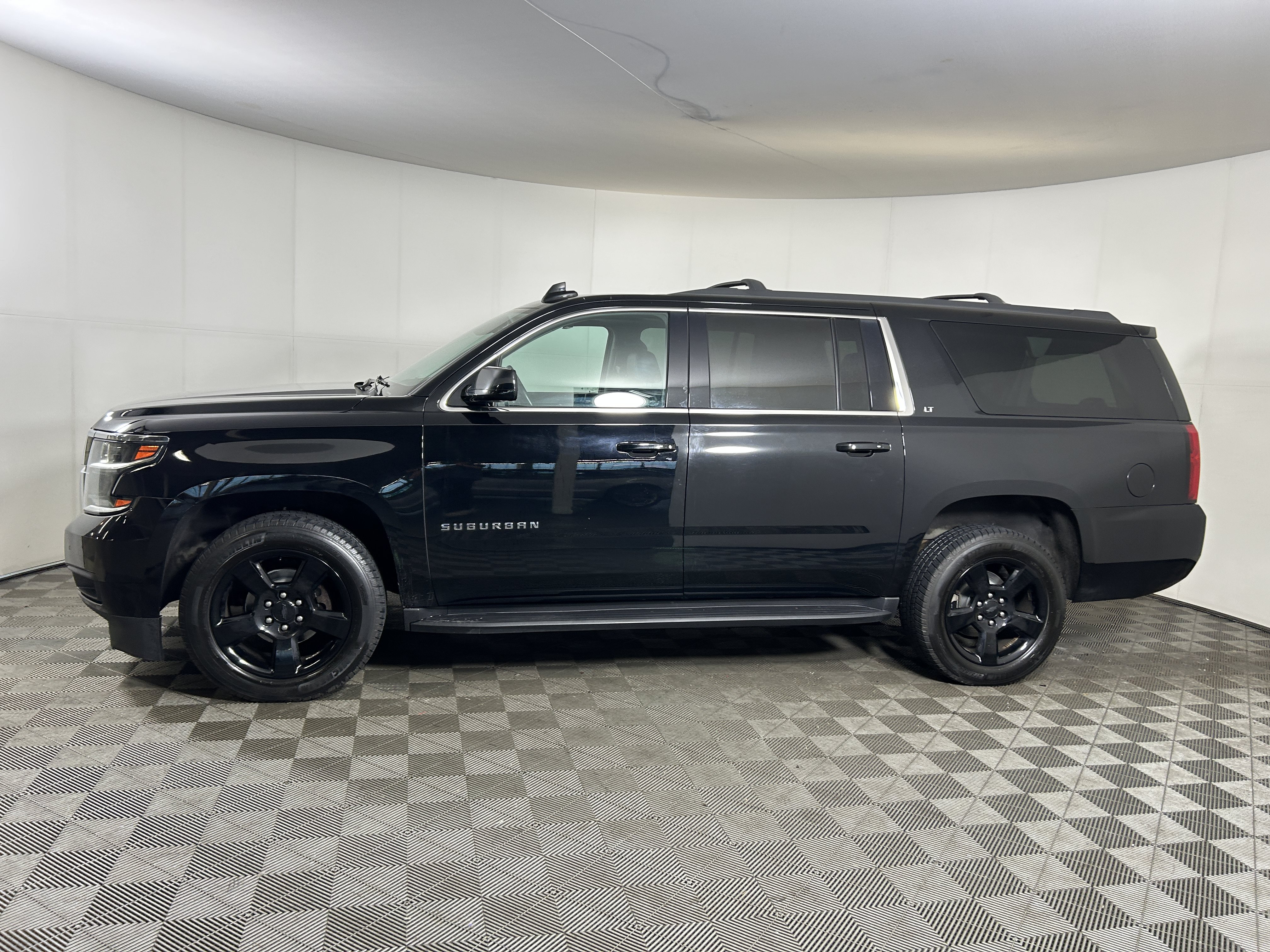 Used 2020 Chevrolet Suburban LT w/ Luxury Package AWD/4WD image 3