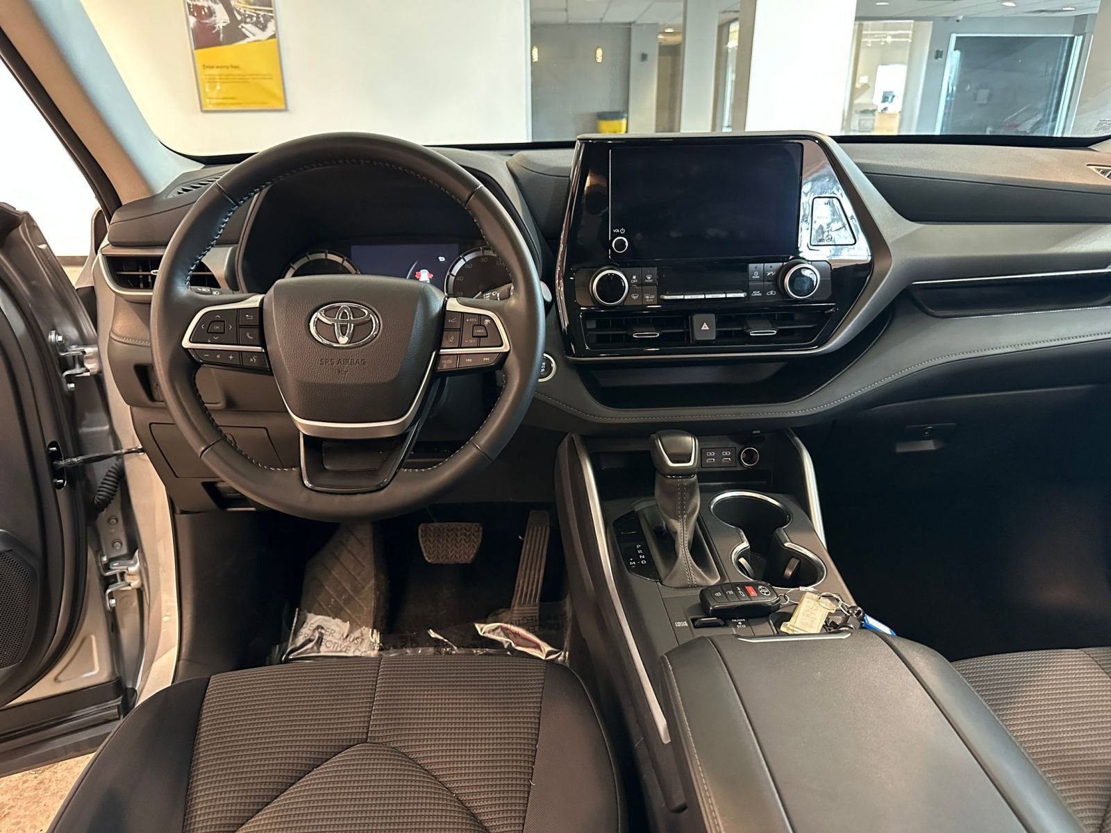 Used 2025 Toyota Highlander LE image 36