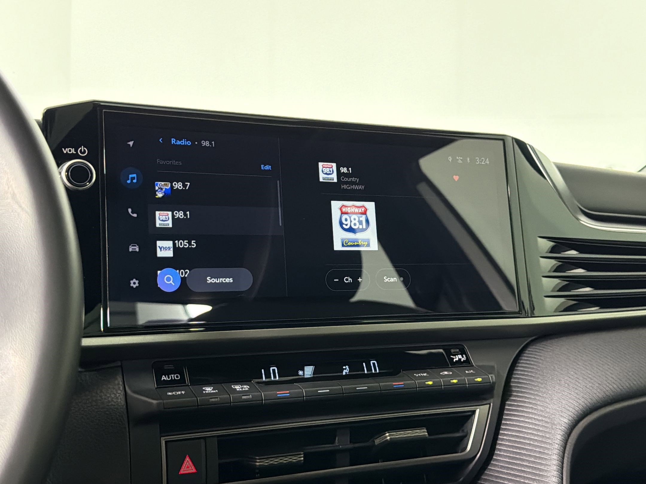 Used 2025 Toyota Camry SE w/ Multimedia Upgrade Package image 23