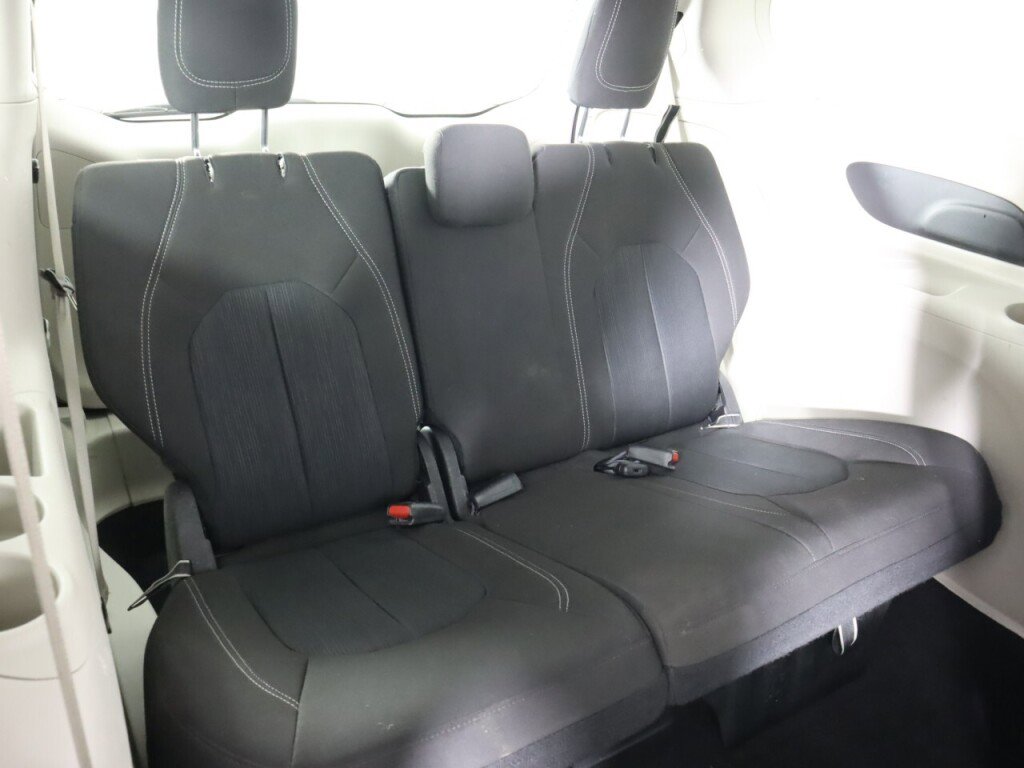 Used 2022 Chrysler Voyager LX image 35