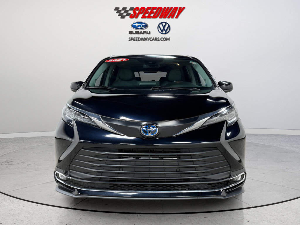 Used 2021 Toyota Sienna XLE image 2
