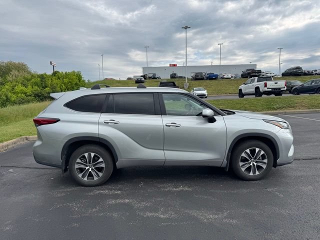 Used 2023 Toyota Highlander XLE AWD/4WD image 2