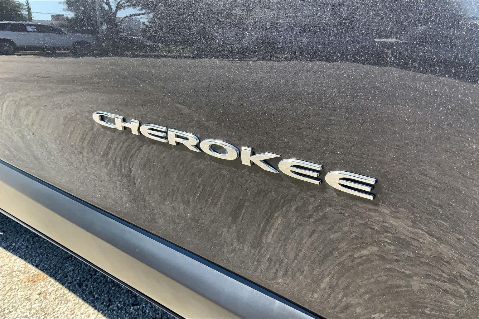 Used 2018 Jeep Cherokee Limited FWD image 29