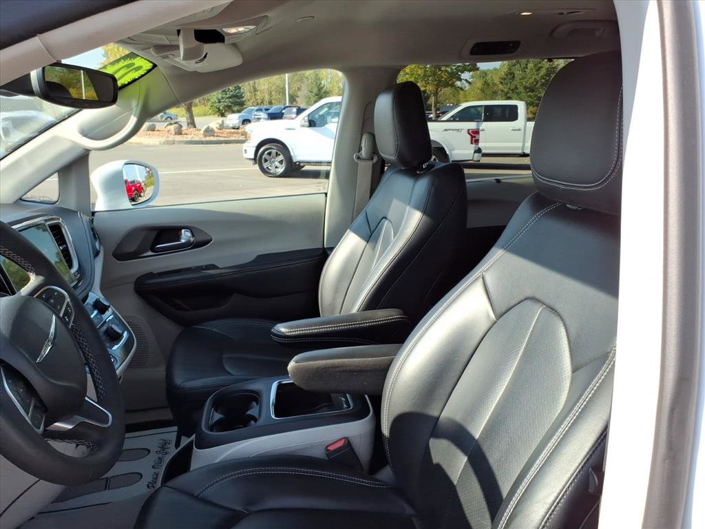 Used 2022 Chrysler Pacifica Touring-L image 11