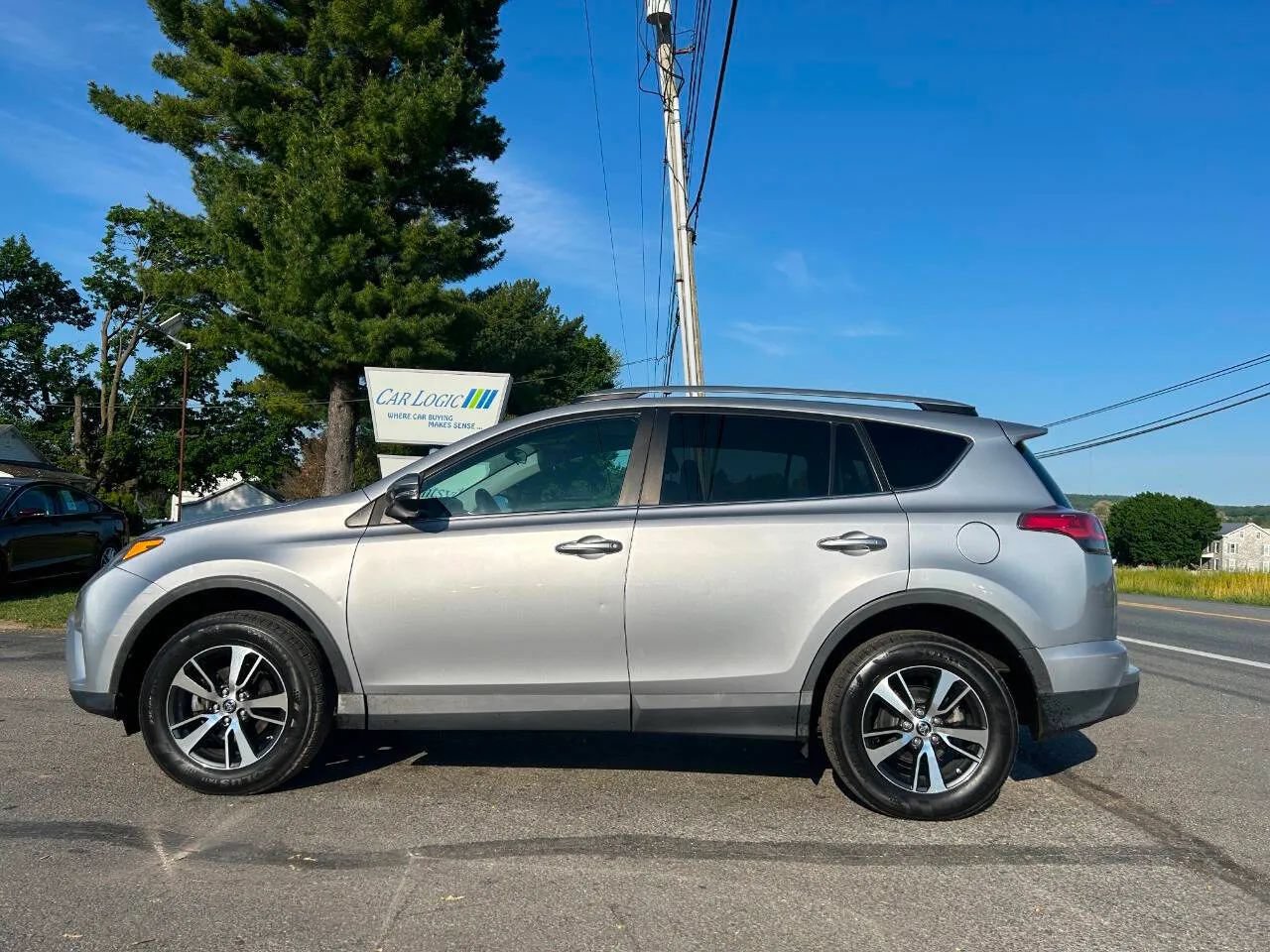 Used 2017 Toyota RAV4 XLE w/ Plus Special Value Package AWD/4WD image 6