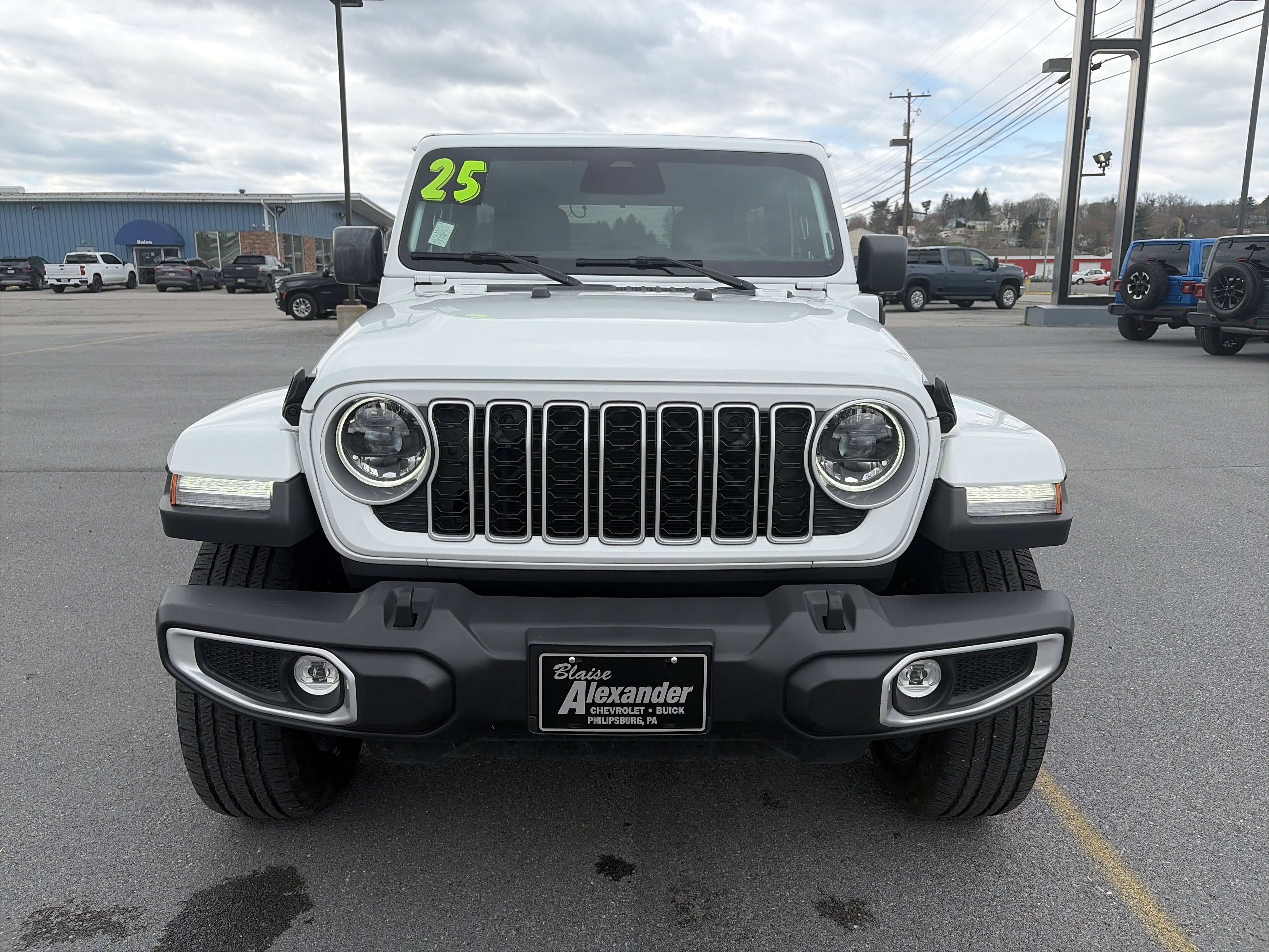 Used 2025 Jeep Wrangler Sahara w/ Safety Group AWD/4WD image 9