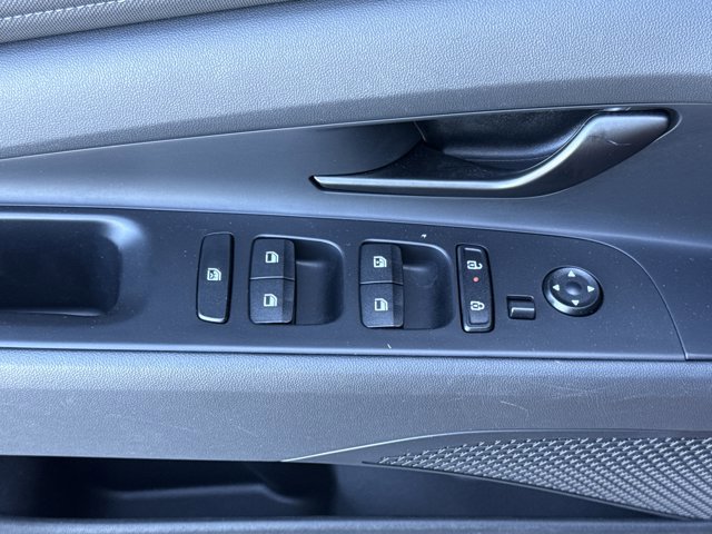 Used 2025 Hyundai Elantra Sport image 13