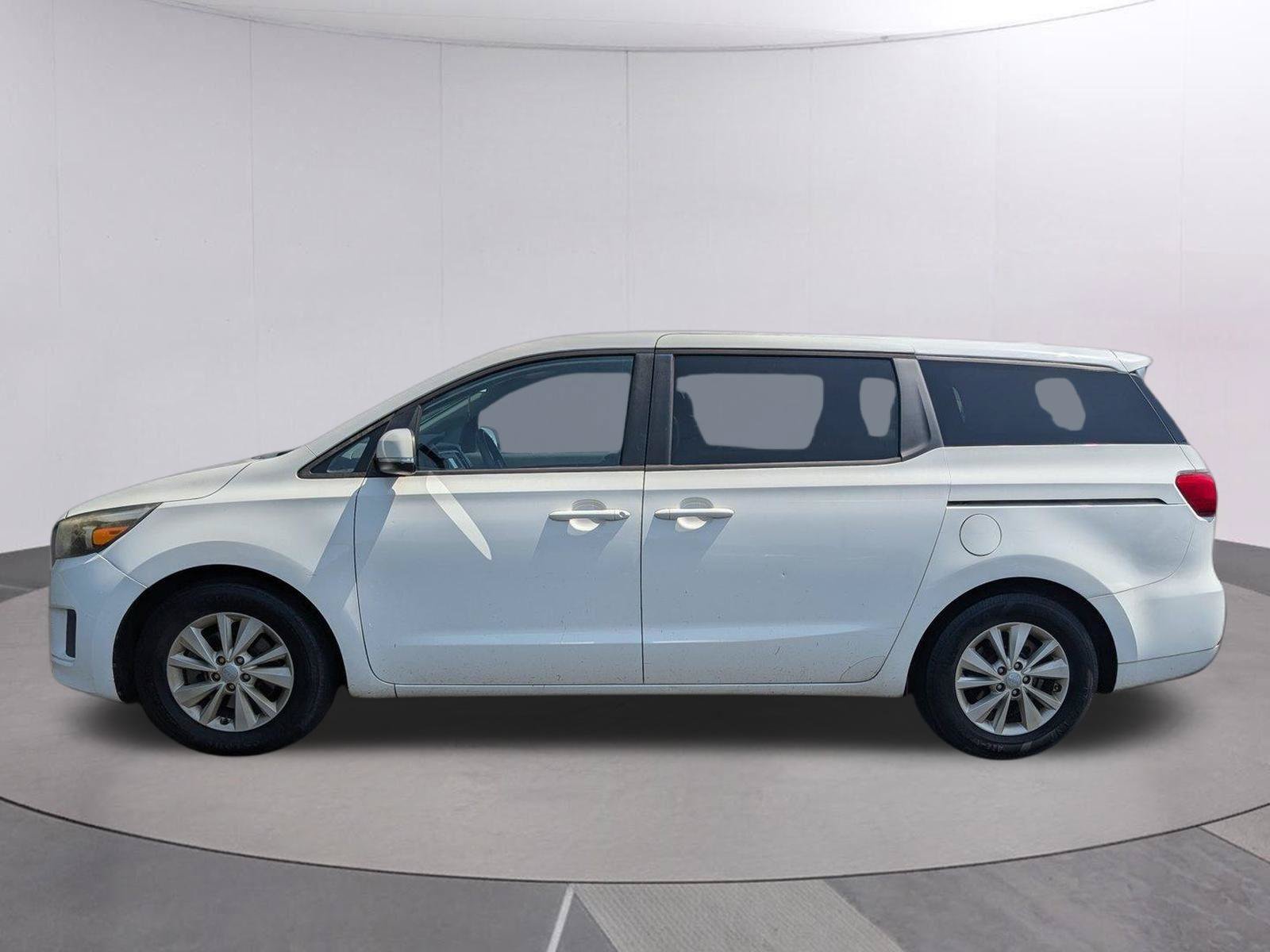 Used 2017 Kia Sedona LX FWD image 2