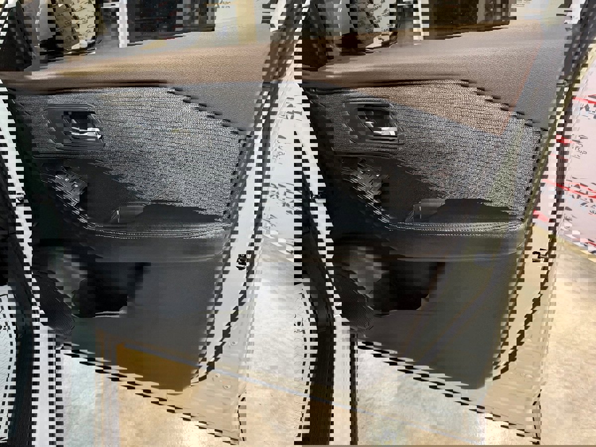 Used 2023 Nissan Rogue SV image 48