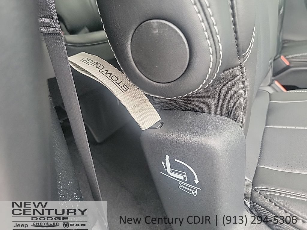 New 2027 Chrysler Pacifica Select FWD image 28