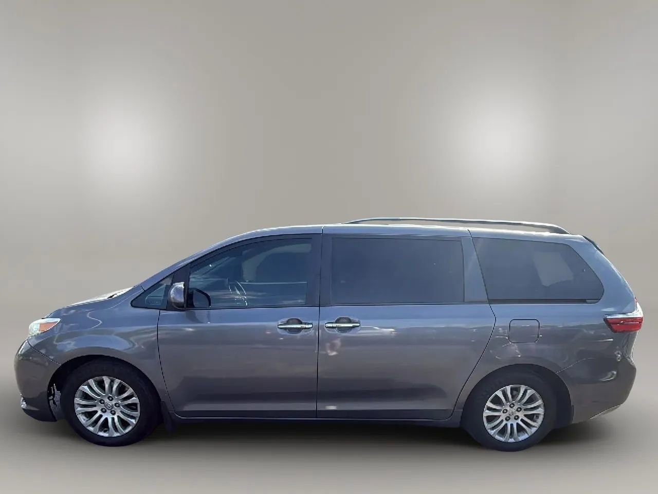 Used 2015 Toyota Sienna XLE w/ XLE Navigation Package FWD image 2