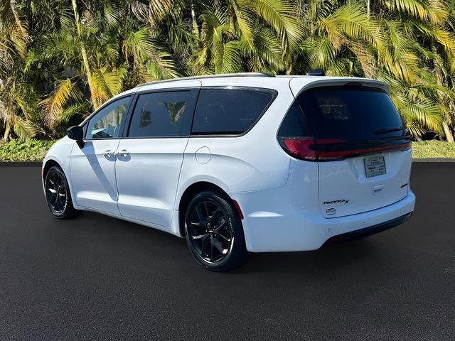 Used 2025 Chrysler Pacifica Limited image 7