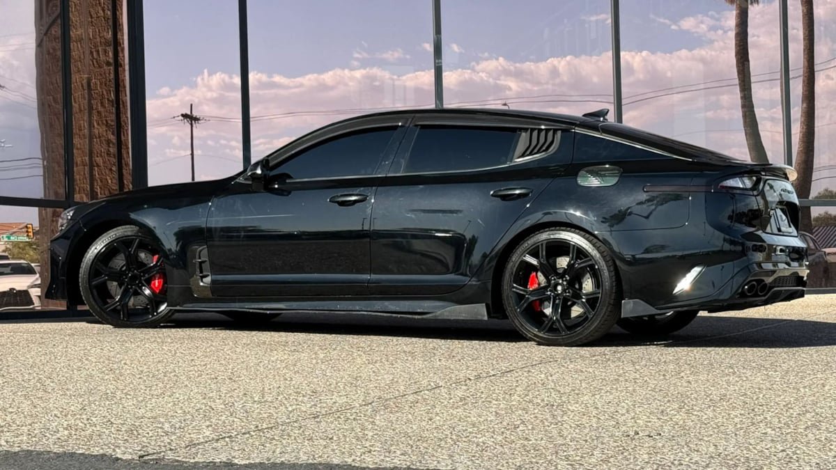 Used 2020 Kia Stinger GT1 RWD image 6