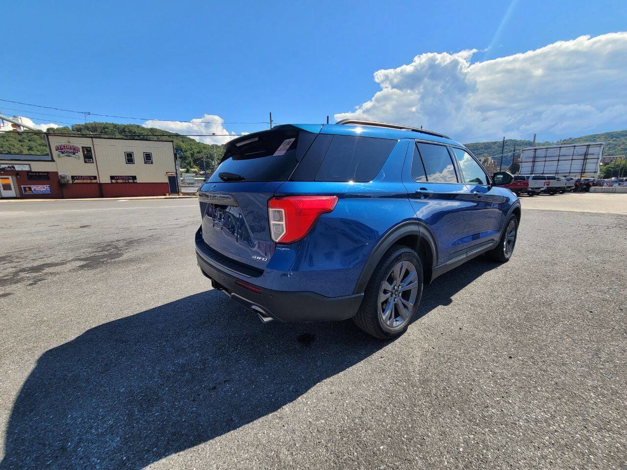 Used 2022 Ford Explorer XLT w/ Equipment Group 202A image 8