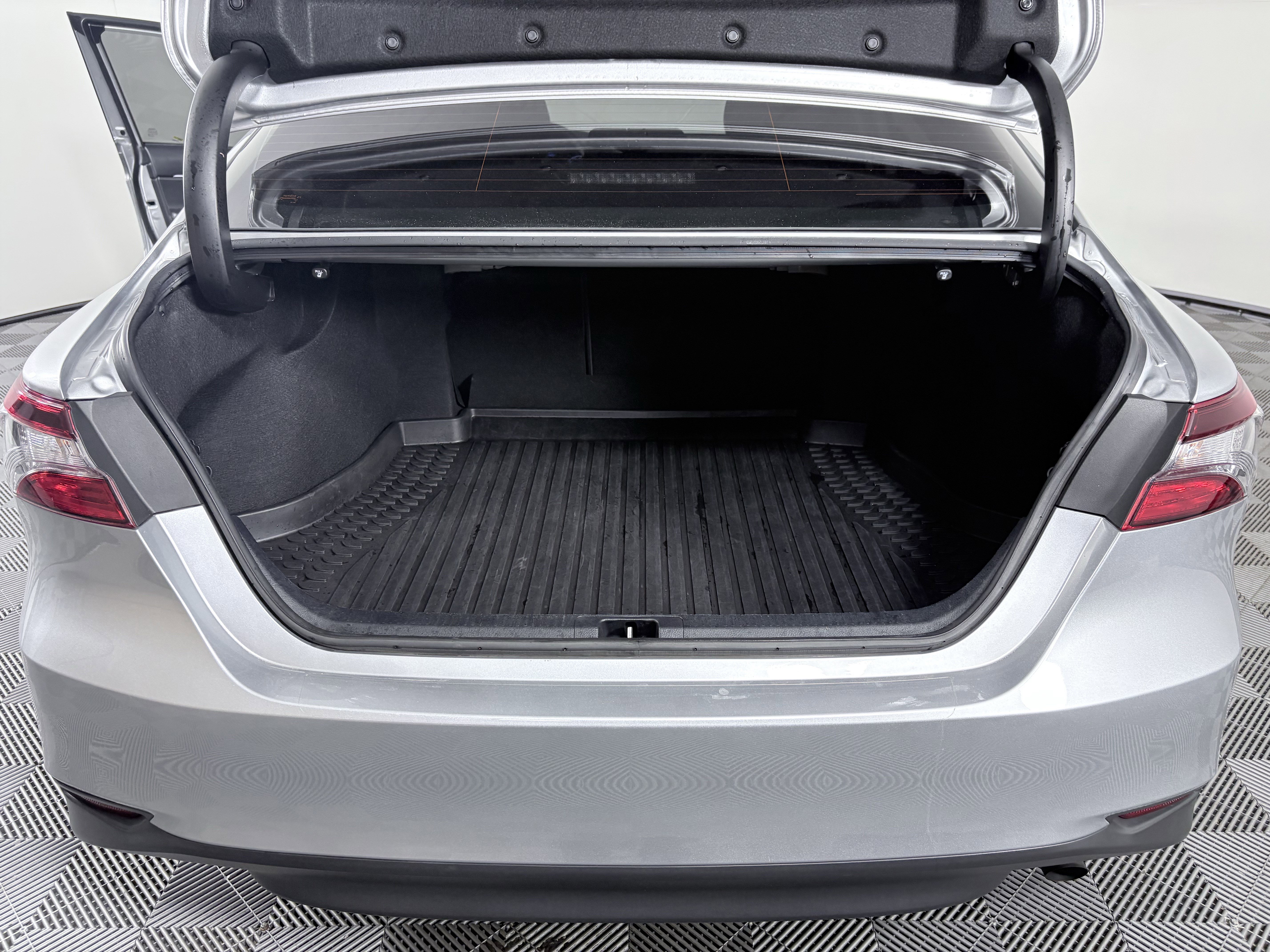 Used 2022 Toyota Camry LE image 32