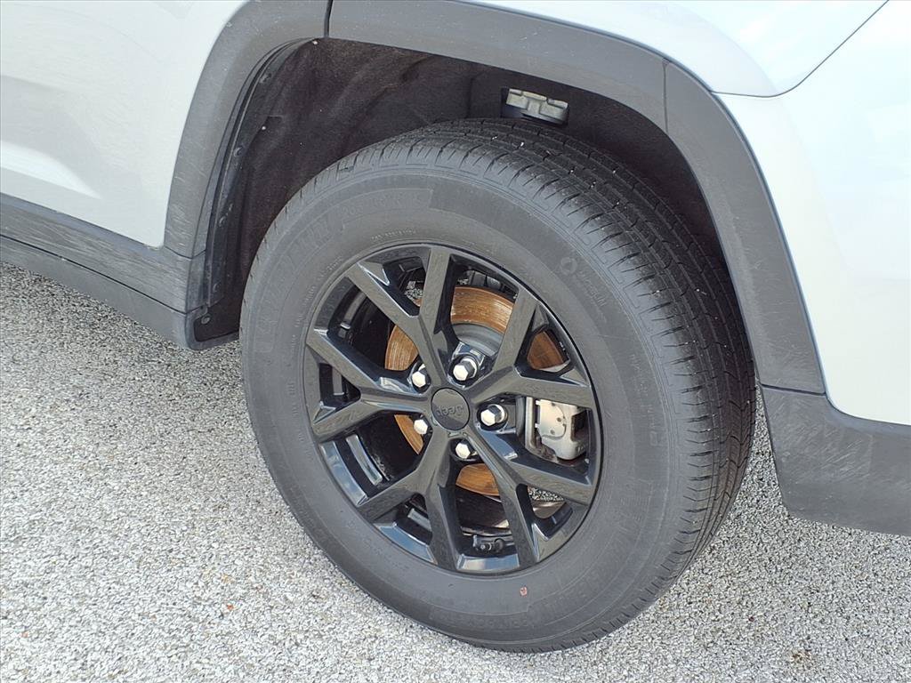 Used 2025 Jeep Grand Cherokee Altitude AWD/4WD image 24