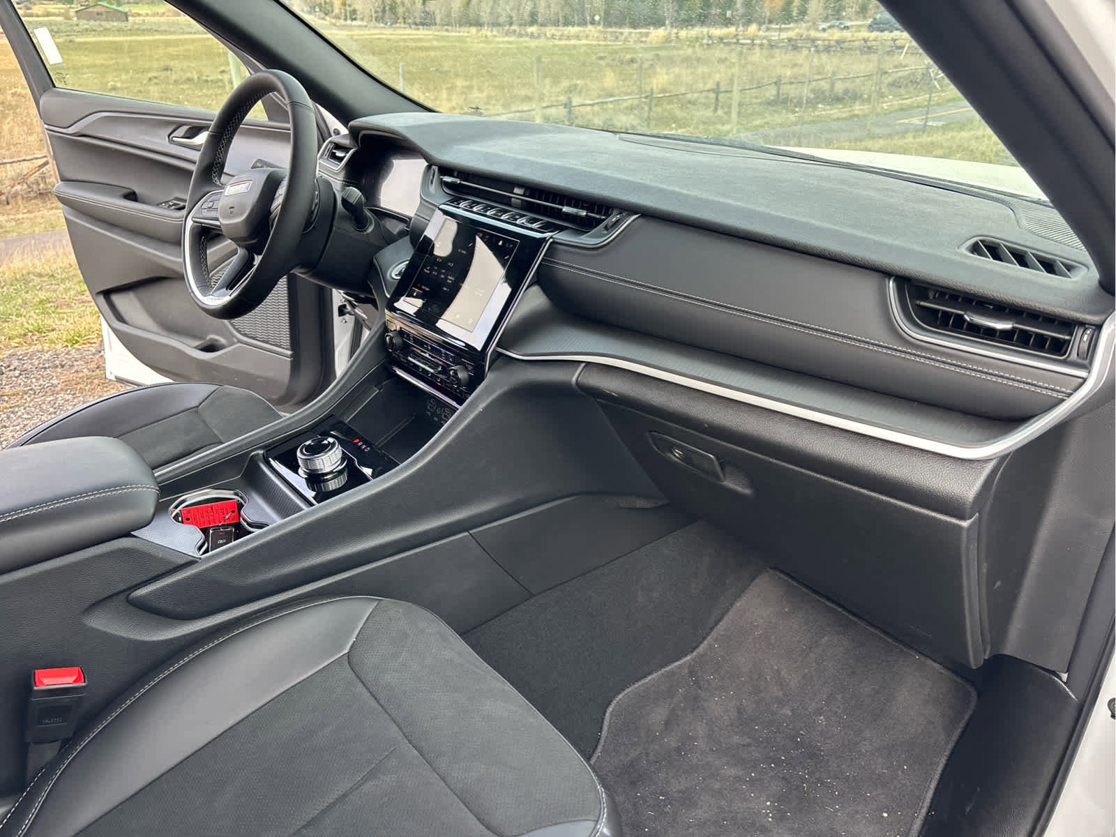 New 2025 Jeep Grand Cherokee Altitude image 24