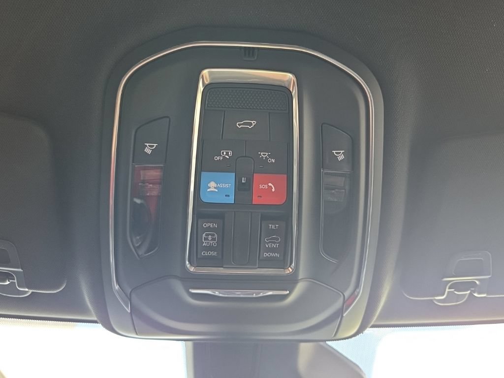 Used 2025 Jeep Grand Cherokee Altitude AWD/4WD image 33