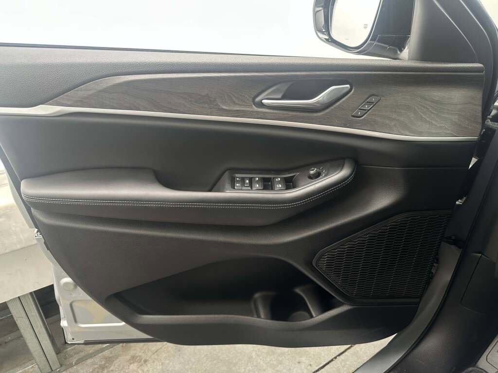 New 2025 Jeep Grand Cherokee L Limited w/ Black Appearance Package image 27