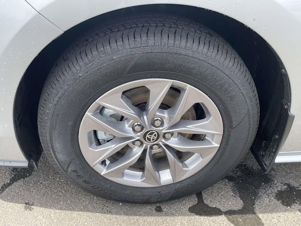 Used 2025 Toyota Sienna XLE image 28