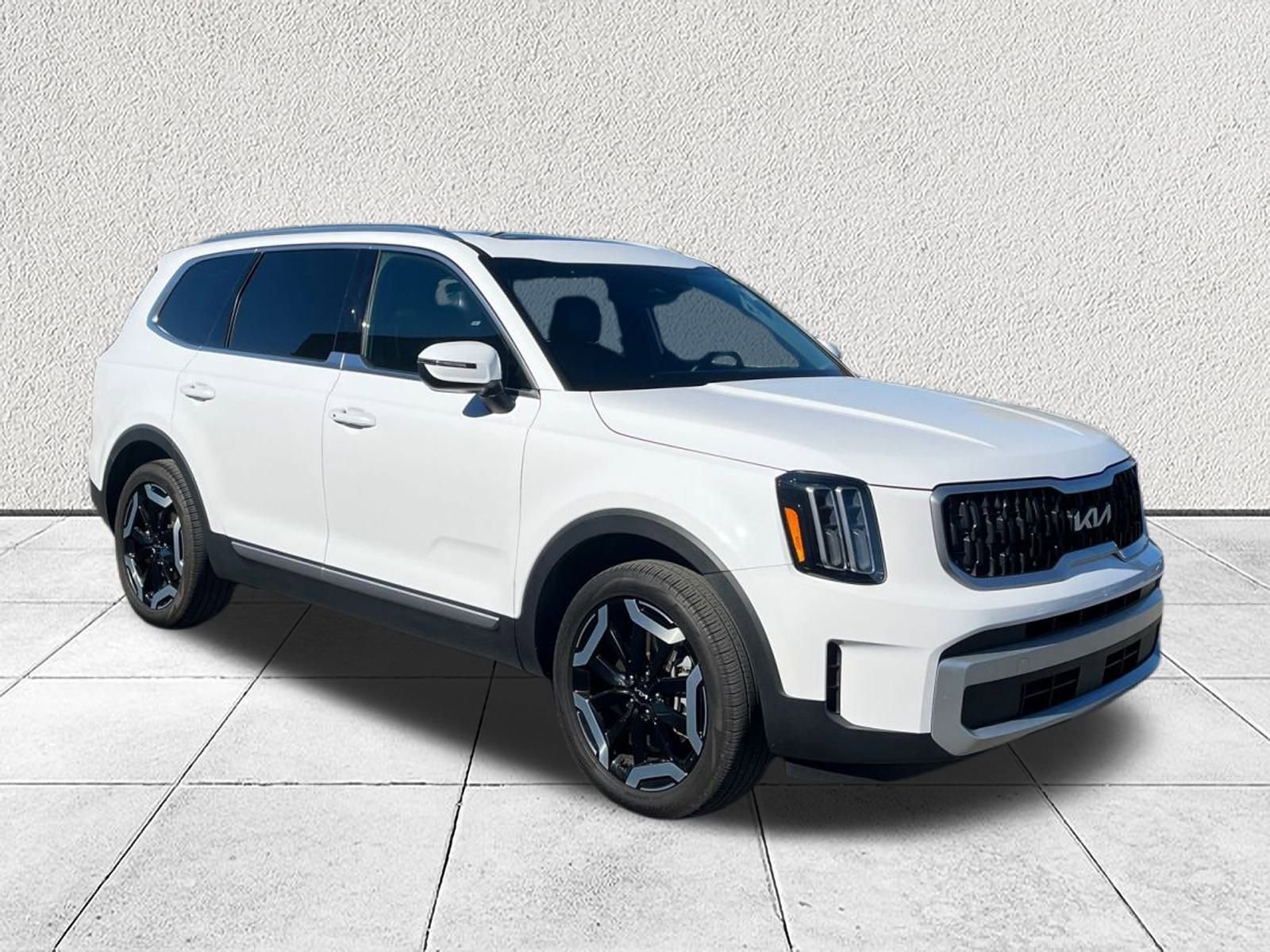 Used 2024 Kia Telluride EX w/ EX Captain's Chair Package image 1
