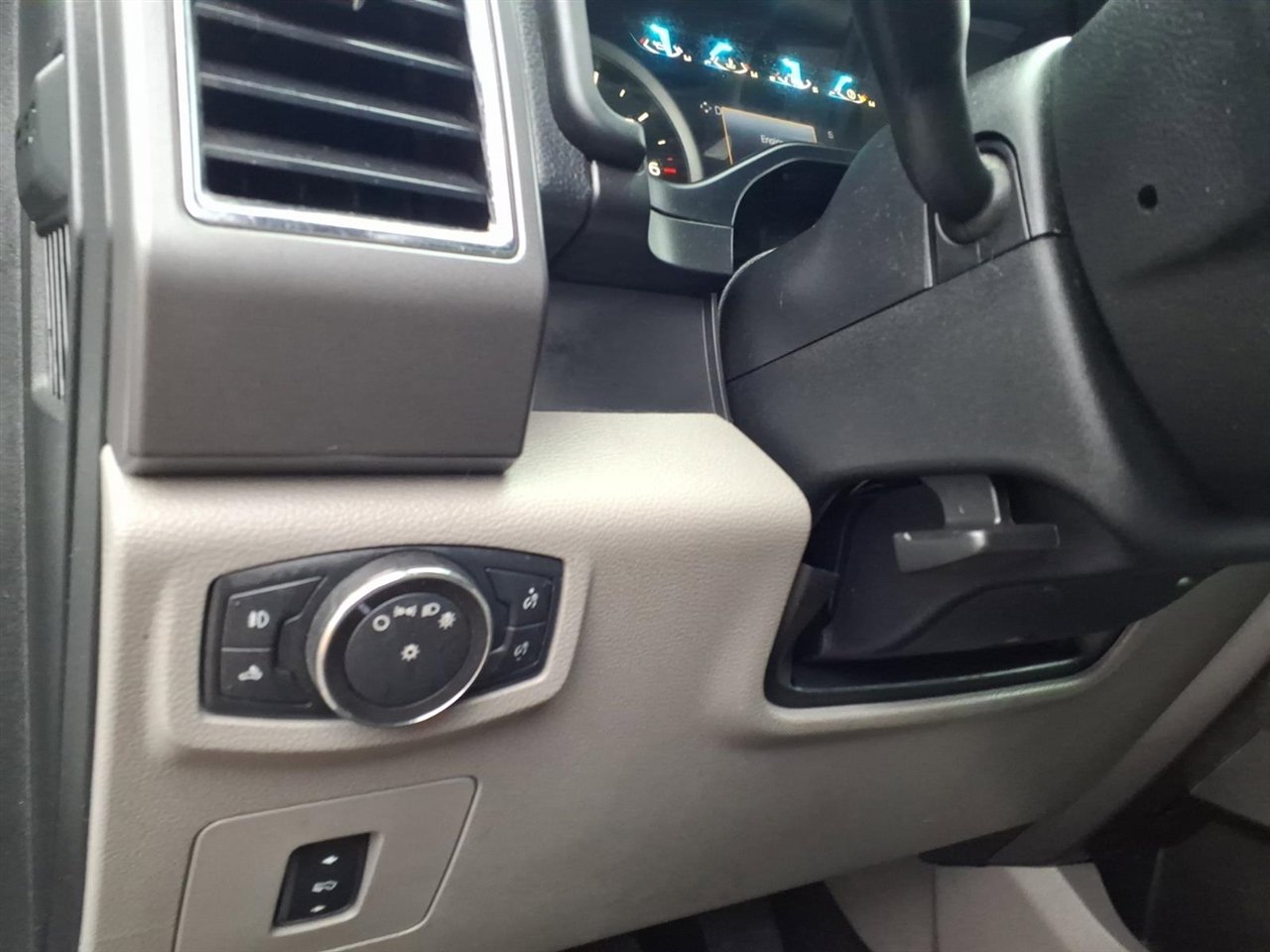 Used 2016 Ford F150 XLT w/ Equipment Group 302A Luxury image 8